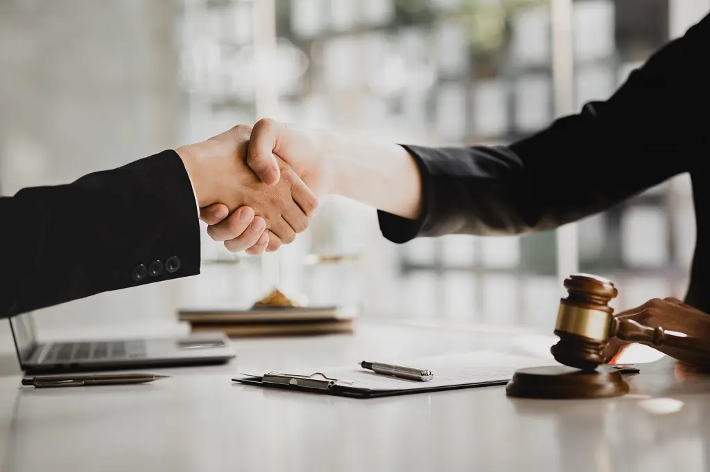 5 Essential Requirements of a Contract Lawyer For Business